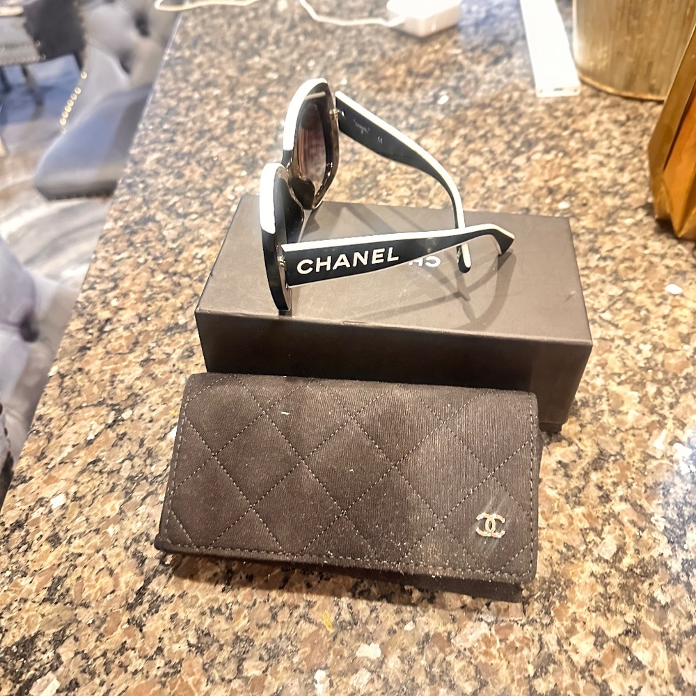 Chanel sunglasses - Picture 2 of 3